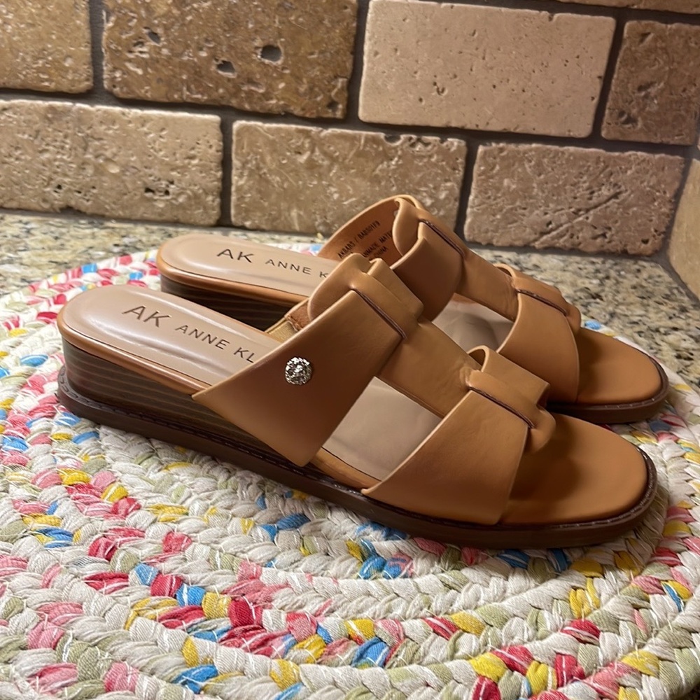 Anne Klein Tan leather slide sandal ( like brand new) Size 8 Med